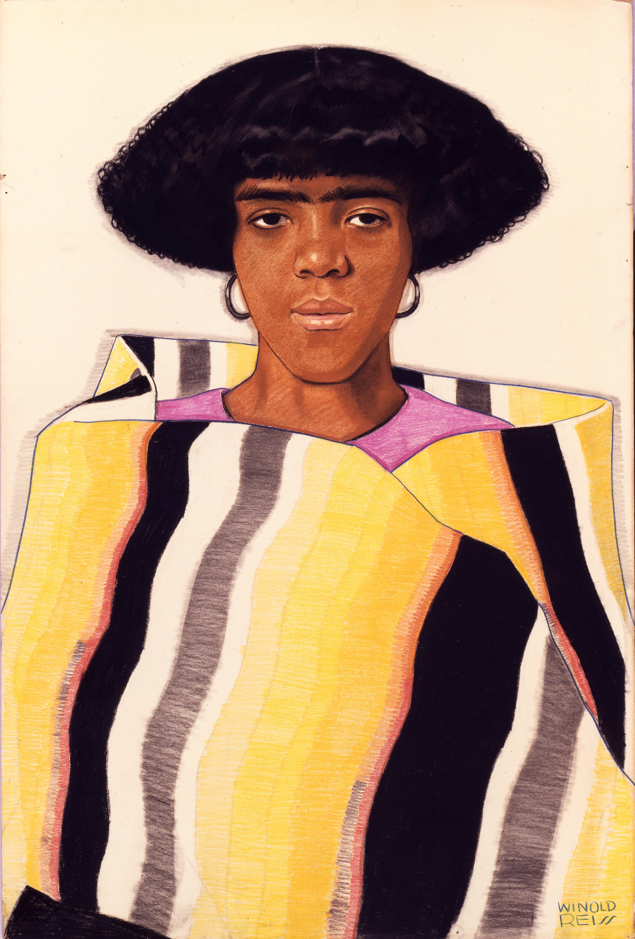 Winold Reiss, Harlem Girl with Blanket, ca. 1925, Privatsammlung Gemälde einer schwarzen Frau mit großen goldenen Creolen. Sie trägt ein farbenfrohes, grafisch gemustertes Kleid in Gelb, weiß und Schwarz, sowie darunter ein pinkes Oberteil. Die Frau blickt frontal und ruhig aus dem Bild.
