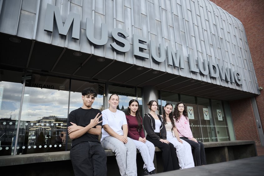 Harun, Ivelina, Yana, Valentina, Diana und Yaren von der Kölner Adolph-Kolping-Schule vor dem Museum Ludwig