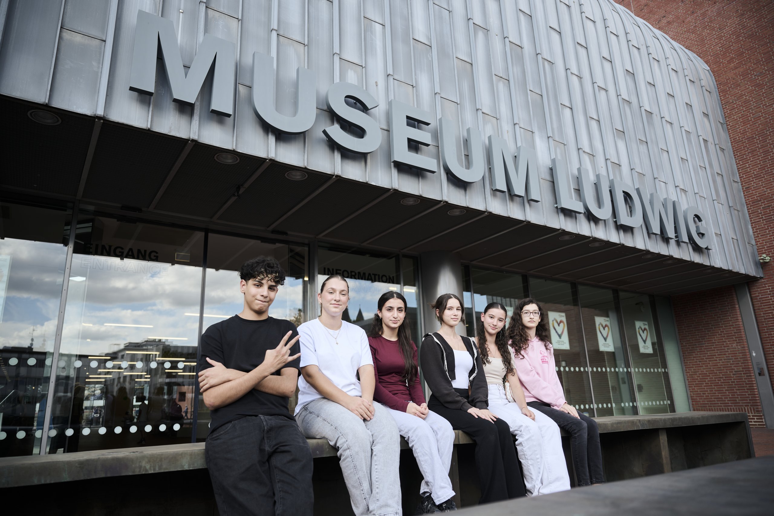 Harun, Ivelina, Yana, Valentina, Diana und Yaren von der Kölner Adolph-Kolping-Schule vor dem Museum Ludwig
