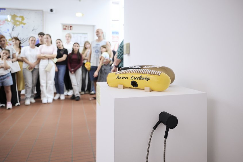 Installationsansicht TeenViews, Museum Ludwig Köln, 2026: Pavel Aguilar, Una güira para Peter, 2022; Una güira para Irene, 2022, Museum Ludwig, Köln, © Pavel Aguilar, Foto: Studio Pramudiya
