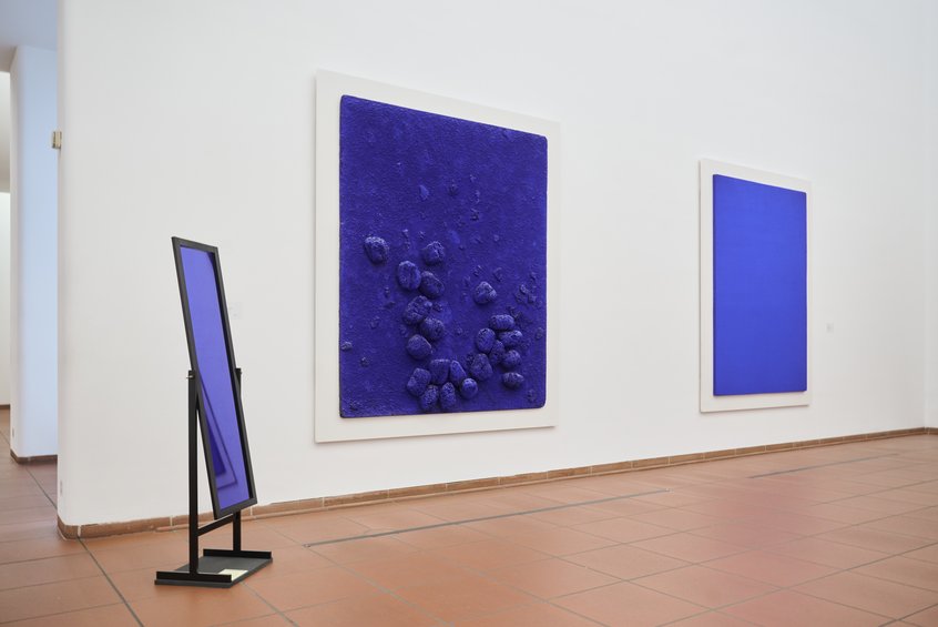 Installationsansicht TeenViews, Museum Ludwig Köln, 2026; Yves Klein, Monochrome bleu: IKB 73, 1961; Relief eponge bleu: RE 19, 1958; Museum Ludwig Köln; © The Estate of Yves Klein / VG Bild-Kunst, Bonn 2026; Foto: Studio Pramudiya
